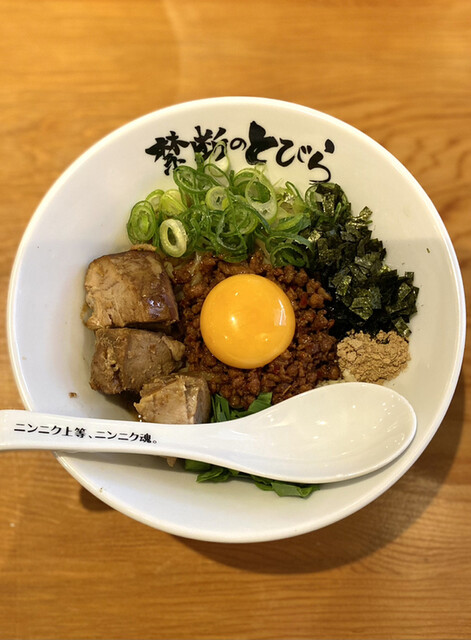 大阪市淀川区】「ラーメンステーション西中島南方」2024年1月・2月限定メニューは名店『極濃豚骨ラーメン小僧』の「最強濃度 禁断の豚骨ラーメン」♪ | 