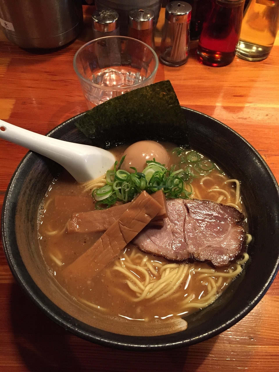 会社帰りに池袋にある瞠へ(初) 油そばを注文～ コシのある麺でとても美味しい、でもなんだかとても辛い💦