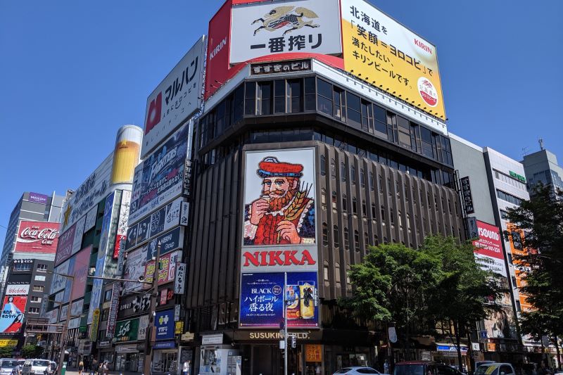 札幌すすきの】日本有数の歓楽街で地元民に教えてもらったグルメ・酒場を巡ろう！ - イーアイデム「ジモコロ」