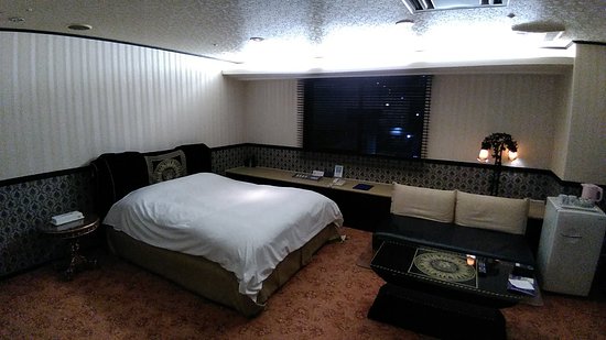 部屋は広いのは良いが、どうもラブホテル風 - ホテル