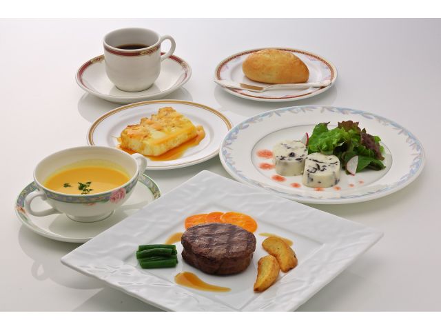 姫路キャッスルグランヴィリオホテルの宿泊料金 ¥5,459 (¥̶1̶7̶,̶1̶2̶9̶)