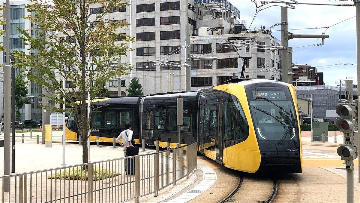 運転席がすっぽりコンビニに 77歳男性「ブレーキとアクセル踏み間違えた」宇都宮市 -