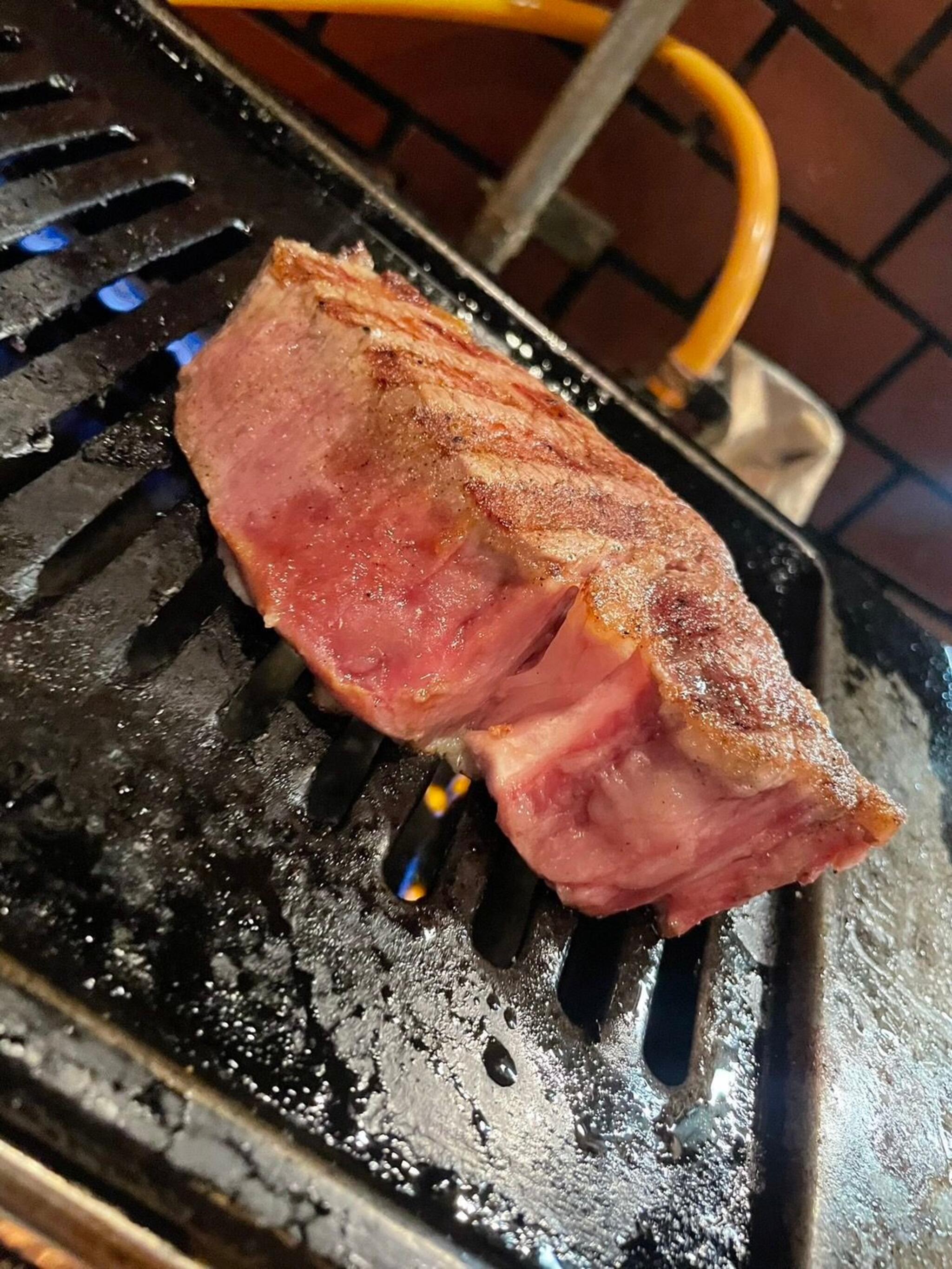 同心亭 #天満 #芸能人も足繁く通う予約困難な焼肉の名店 #焼き上がりを見るだけで分かる同心亭のお肉 #名物の1本ハラミは燃え上がる炎に黄色い声