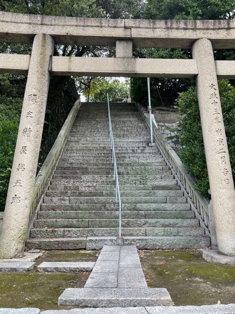 下津井祇園神社の一の鳥居と参道 岡山県倉敷市の写真素材 [87513272] -