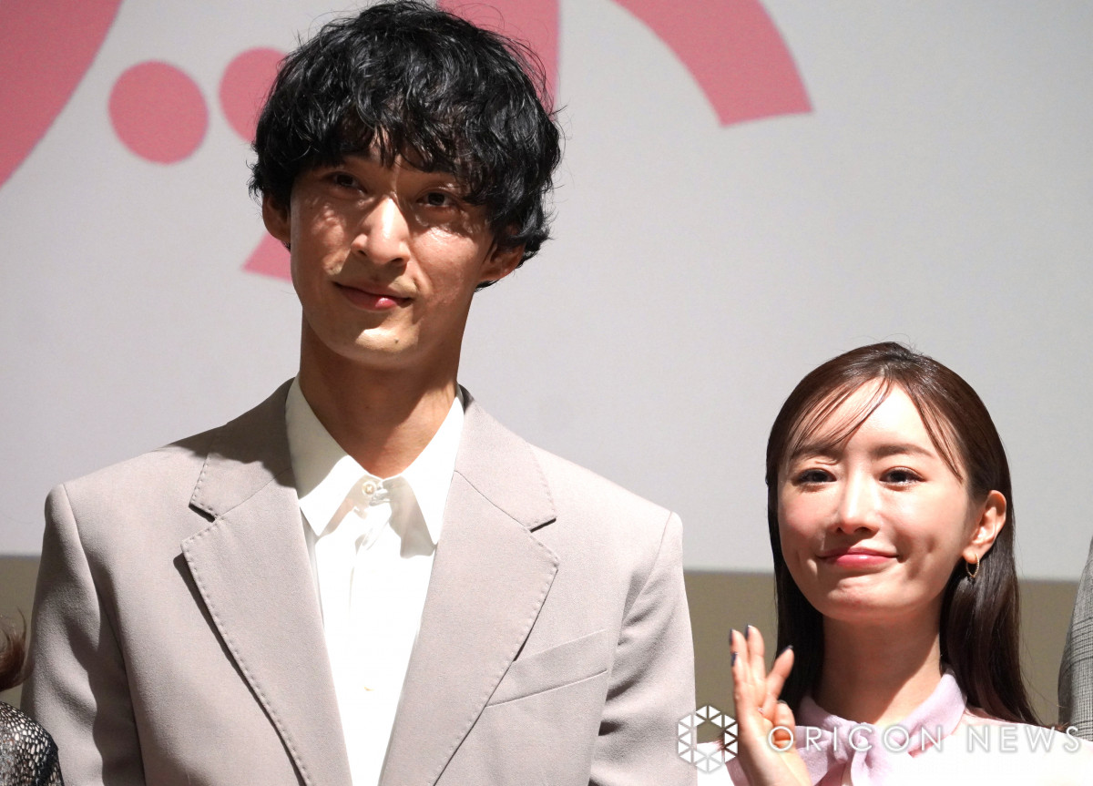 結婚詐欺師”松本まりか、上杉柊平を翻ろう「ウブです」「女性に免疫がない」 上目遣いで見つめる場面も | ORICON