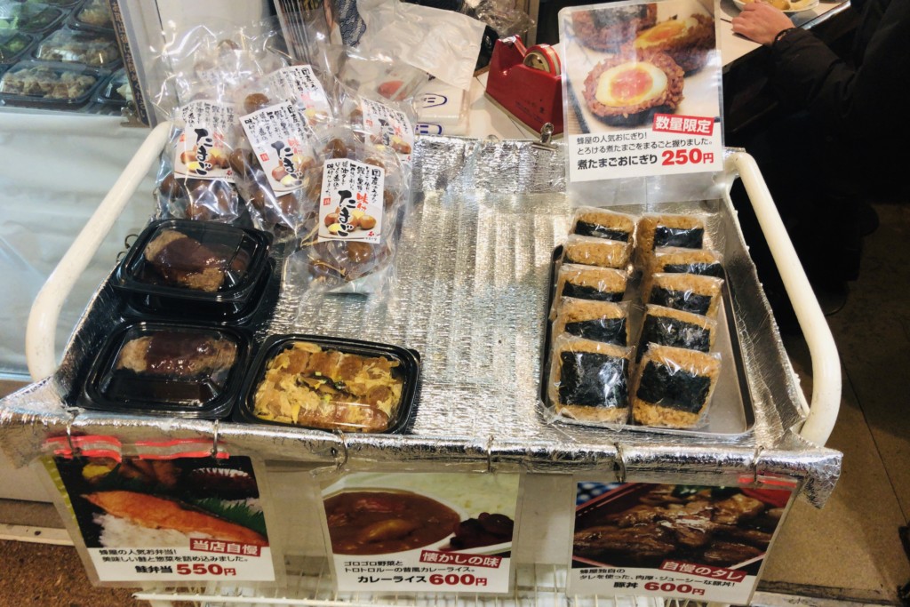 エピソード9 | 札幌の昔ながらのお店！！おばあちゃんが作る手造り煮卵おむすびはトロトロで美味しい〜！！ 📍蜂屋 /