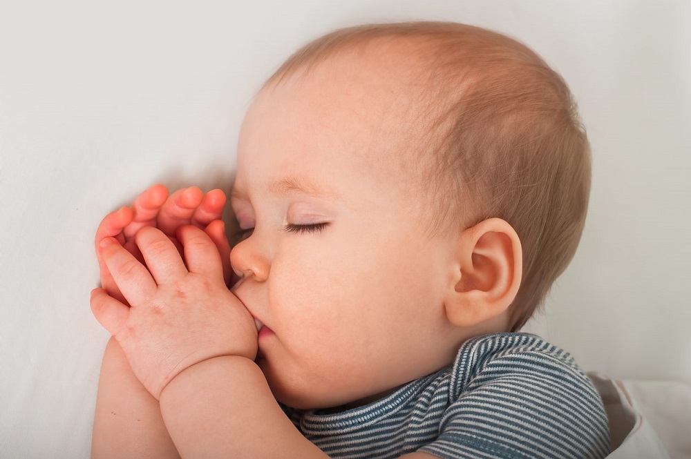 吸いだこが出っ歯みたい🐹🤍 うまく吸えるようになると なくなるみたいです🤍👶🏻