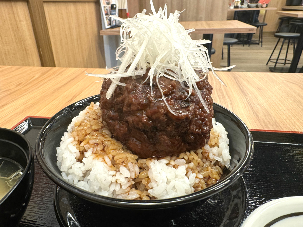 超特大肉団子丼が食べられるお店 池袋にある五の五さんではランチで 超特大肉団子丼が食べられる 拳位の大きさの肉団子は柔らかく 