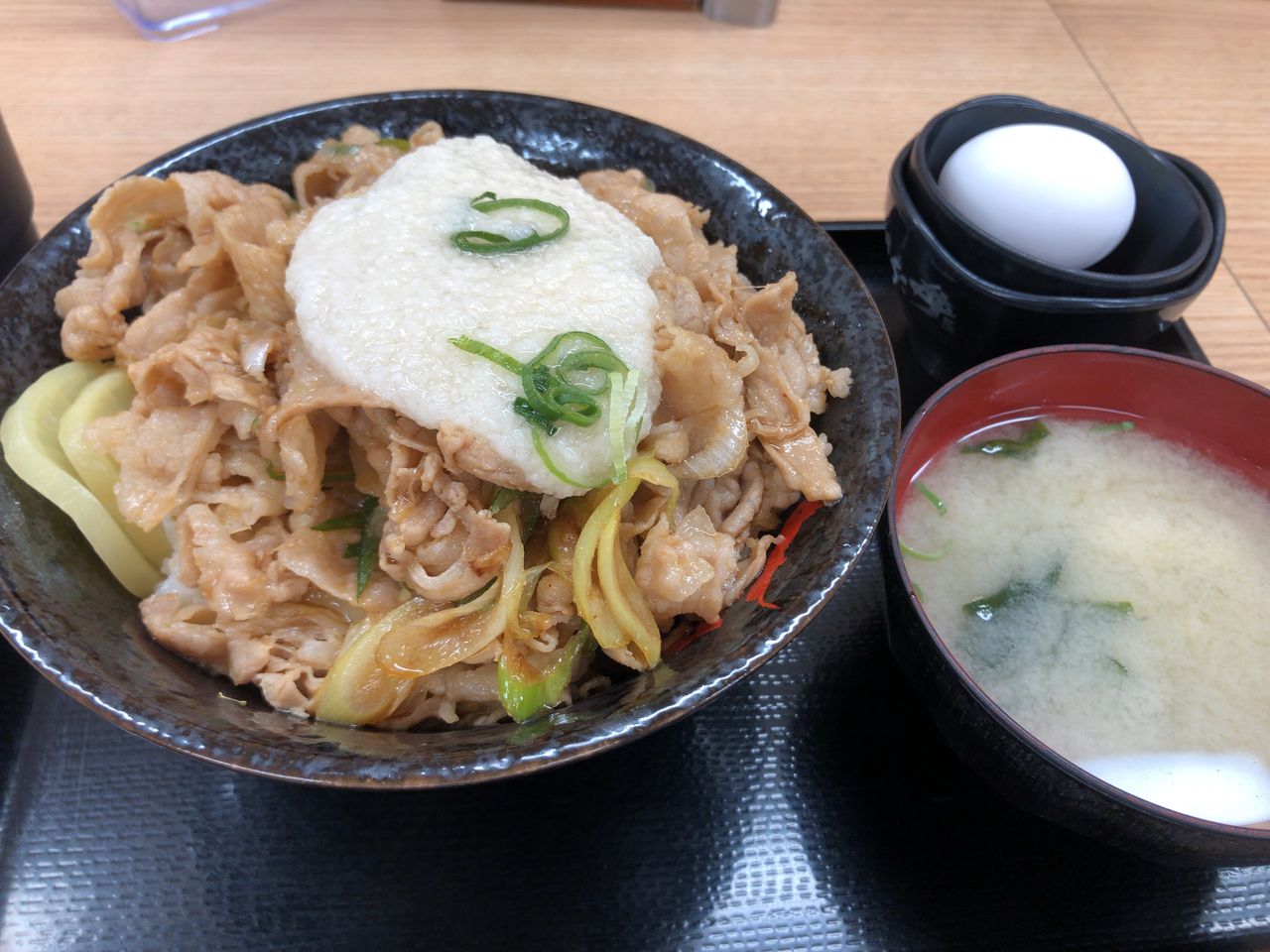 新宿御苑前『伯爵の肉団子 新宿御苑店』でミシュランシェフ監修のハイクオリティな町中華ランチ｜さんたつ by 散歩の達人