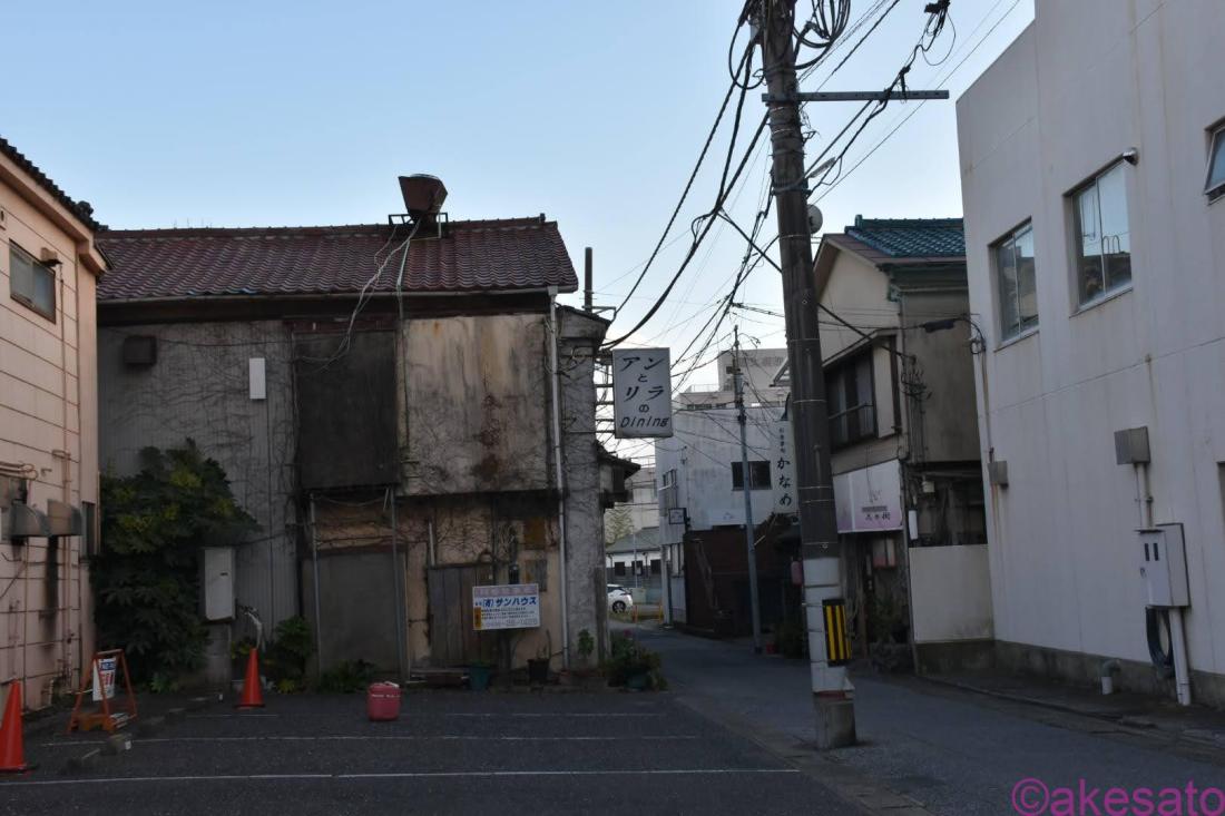 千葉県唯一の現役見番「木更津会館」。裏に広がる飲み屋街の迷宮へ －木更津⒅ | 商店街・横丁