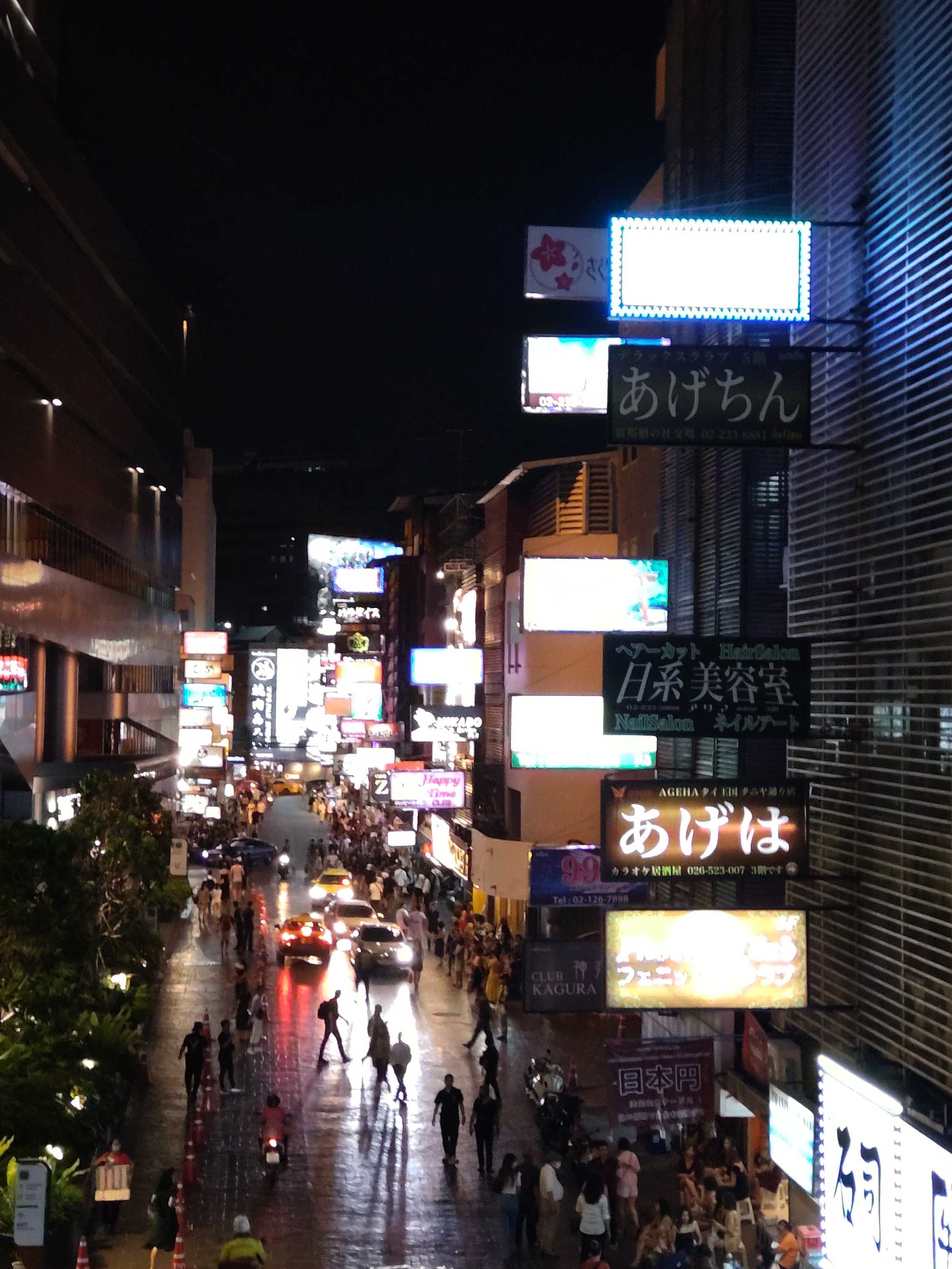 タニヤのカウンター・カラオケ・スナック「ペンちゃんの店」 - タイ