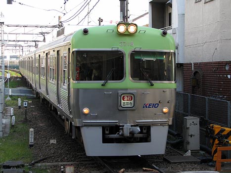 京王電鉄、レインボーカラーを表現したラッピング電車を井の頭線で運行 | マイナビニュース