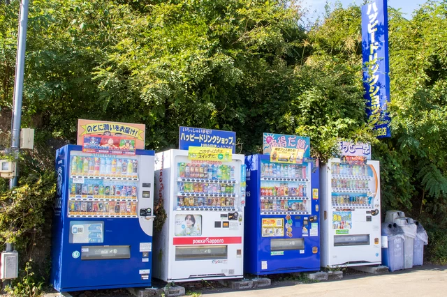 山梨・長野県民の認知度100%!? 空き地の自販機「ハッピードリンクショップ」 - イーアイデム「ジモコロ」