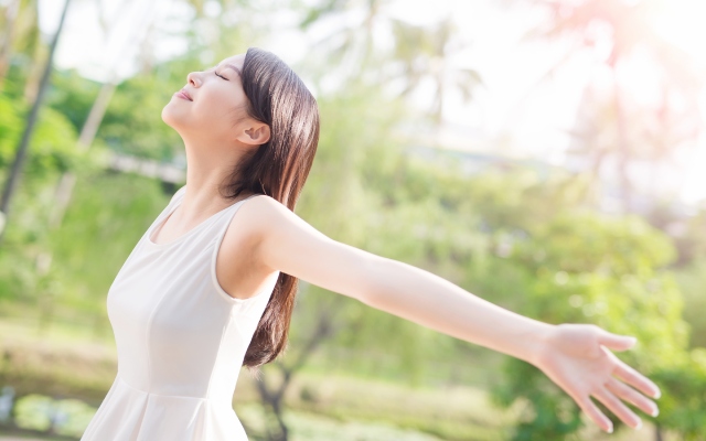 美しい若い女性が調和のとれた現代的なスパサロンでリラックス — ストック写真 ©