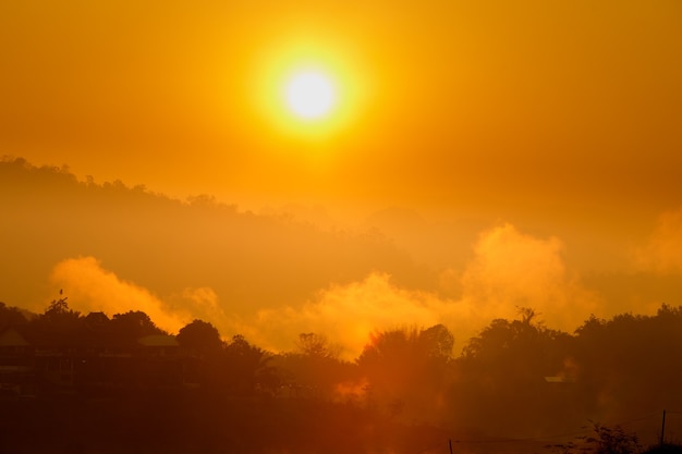 朝の太陽の写真素材 [26865449] -