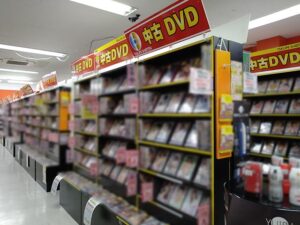 大量閉店が止まらないDVD販売店の救世主となるか!? 逆境の切り札として、あの”大人のアイテム”が挑む新たな取り組み｜ニフティニュース