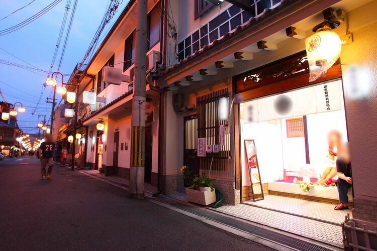 飛田新地、全店が休業 組合「弔意示したかった」 記帳所も設置 [国葬]：朝日新聞デジタル