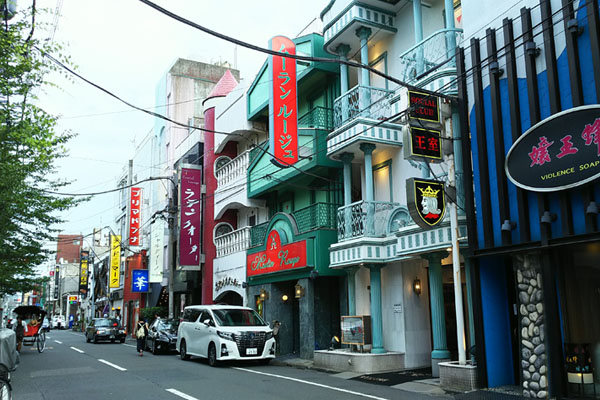 東京・吉原にあるソープ街の街並み｜笑ってトラベル：海外風俗の夜遊び情報サイト