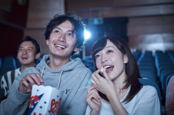 都内カップルシートのあるおすすめ映画館】恋人と密着しながら映画が見れちゃう♡価格比較も！ | PlayLife