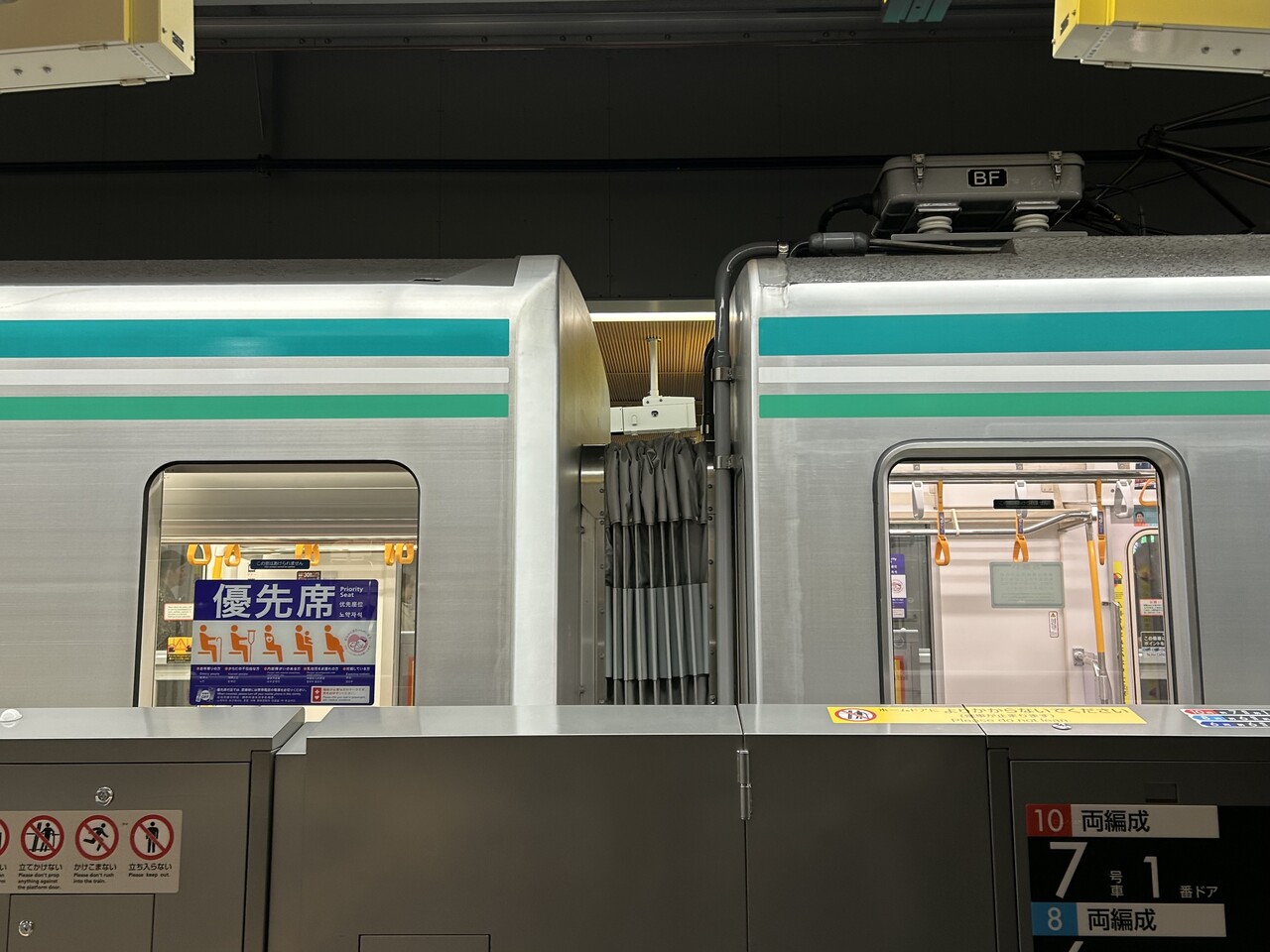 東京メトロ18000系22編成 / 18102F – 4号車の5号車寄り