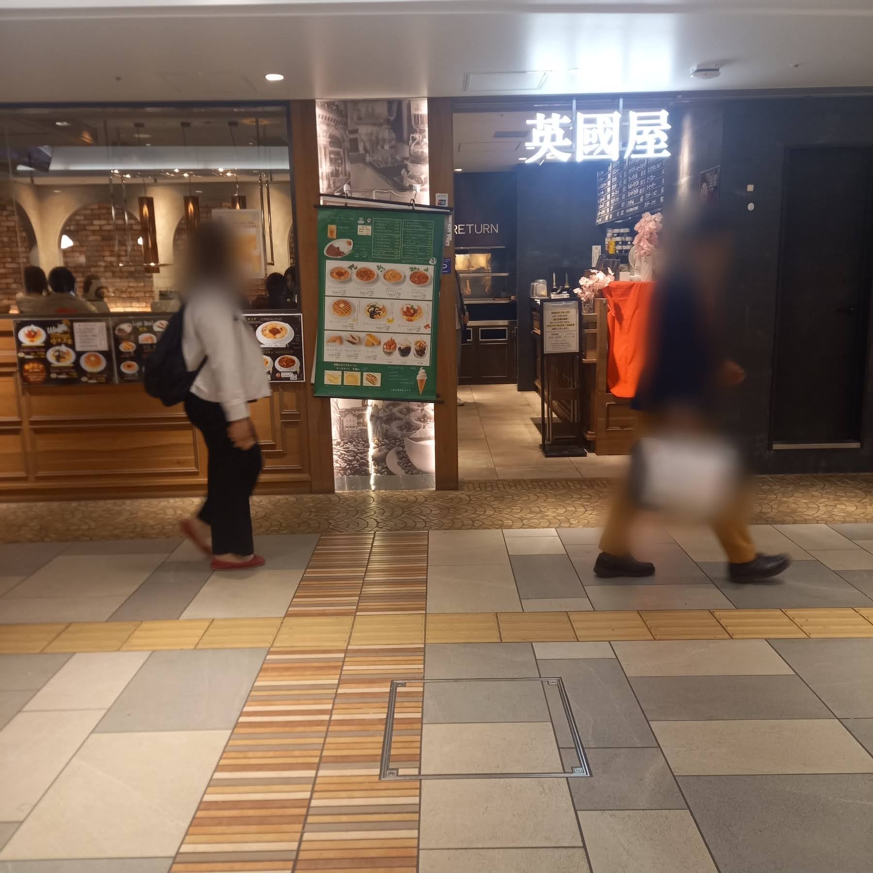 カフェ 英國屋公式 - カフェ文化の本場、英国の人たちがとても大切にしているお茶の時間。それは、お茶を味わうだけでなく、やすらぎの場として、また社交や 文化交流の場として、暮らしそのものを美しく彩っています。英國屋が考える「おもてなしの心」とは、そんな心豊か