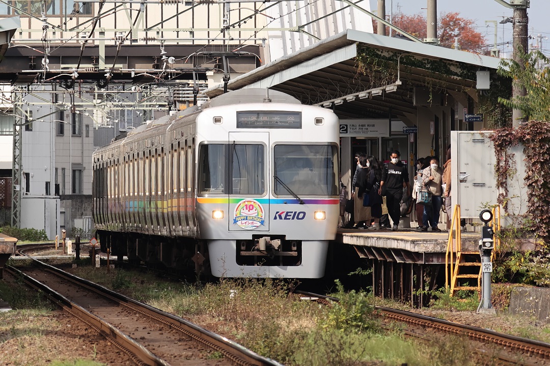 鉄道 > 電車「レインボー色の井の頭線」壁紙1920x1440 -