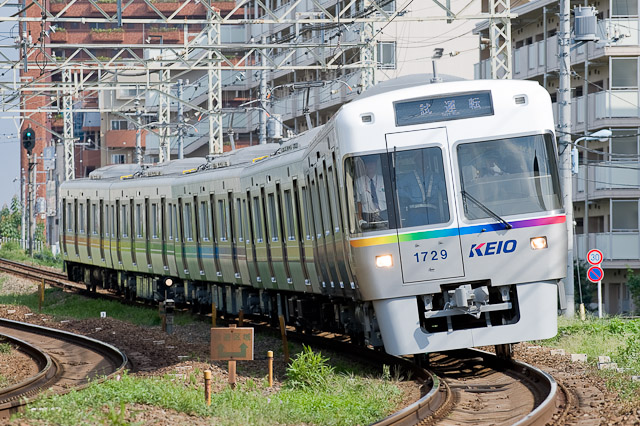 京王井の頭線1000系 レインボーカラーラッピング電車