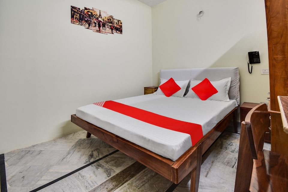 OYO Hotel Azad |