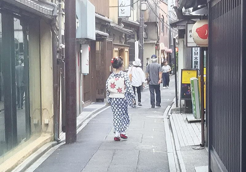 京都先斗町木屋町 抜け道路地裏隠れ家 13番路地「渡なべ」の美味しいワインバル２ |