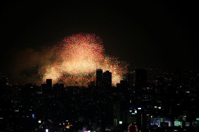 大阪の夜空に大輪 「なにわ淀川花火大会」、あべのハルカスで1300人が鑑賞 - あべの経済新聞