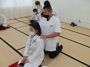 1年生 あん摩授業 | 神奈川衛生学園専門学校