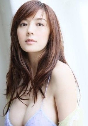 美乳 巨乳 な芸能人の人気ランキン71選3