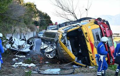 画像】【速報】群馬県の高崎JCT付近でしょうゆ積まれたタンクローリーが下の道路の乗用車に転落 2人がけがをして病院に搬送｜ニフティニュース