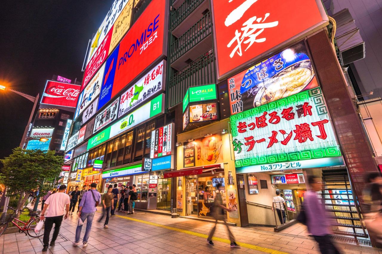 4K] 北日本最大の歓楽街「札幌・すすきの」 - YouTube